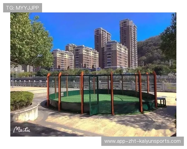 足球俱乐部社区建设活动深化本地关系，全面推进城市社区足球场地设施建设