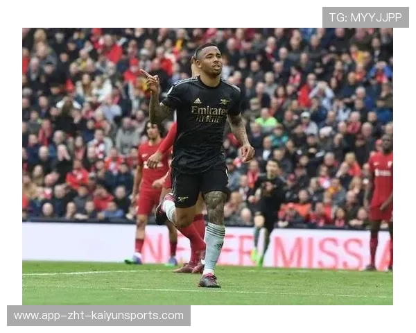 萨利巴中场附近精准铲球阻断曼城反击