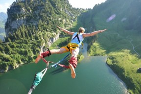 开云体育俱乐部官网-曼城3-1击败伯恩茅斯，距榜首6分！哈兰德单刀双响，10轮打进13球，曼城vs伯恩利半全场